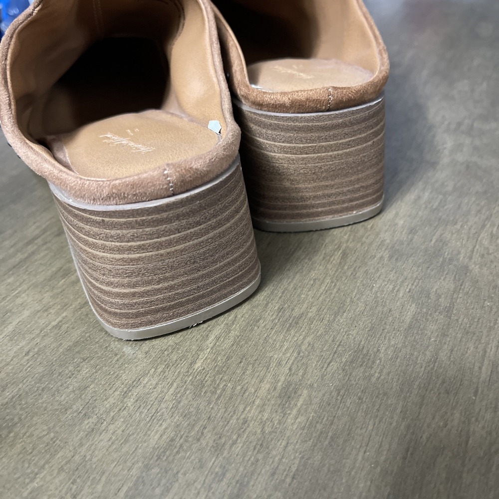 Universal Thread Casual Shoe Boot  Tan Ladies Studded. Slip On. Sz 7.5. Chic - Picture 4 of 5